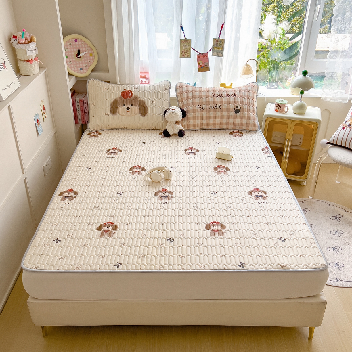 91家纺网 家纺一手货源 找家纺 摩妮卡 2026新款数码大版小清新乳胶凉席床席款三件套-场景二 活泼毛娃娃