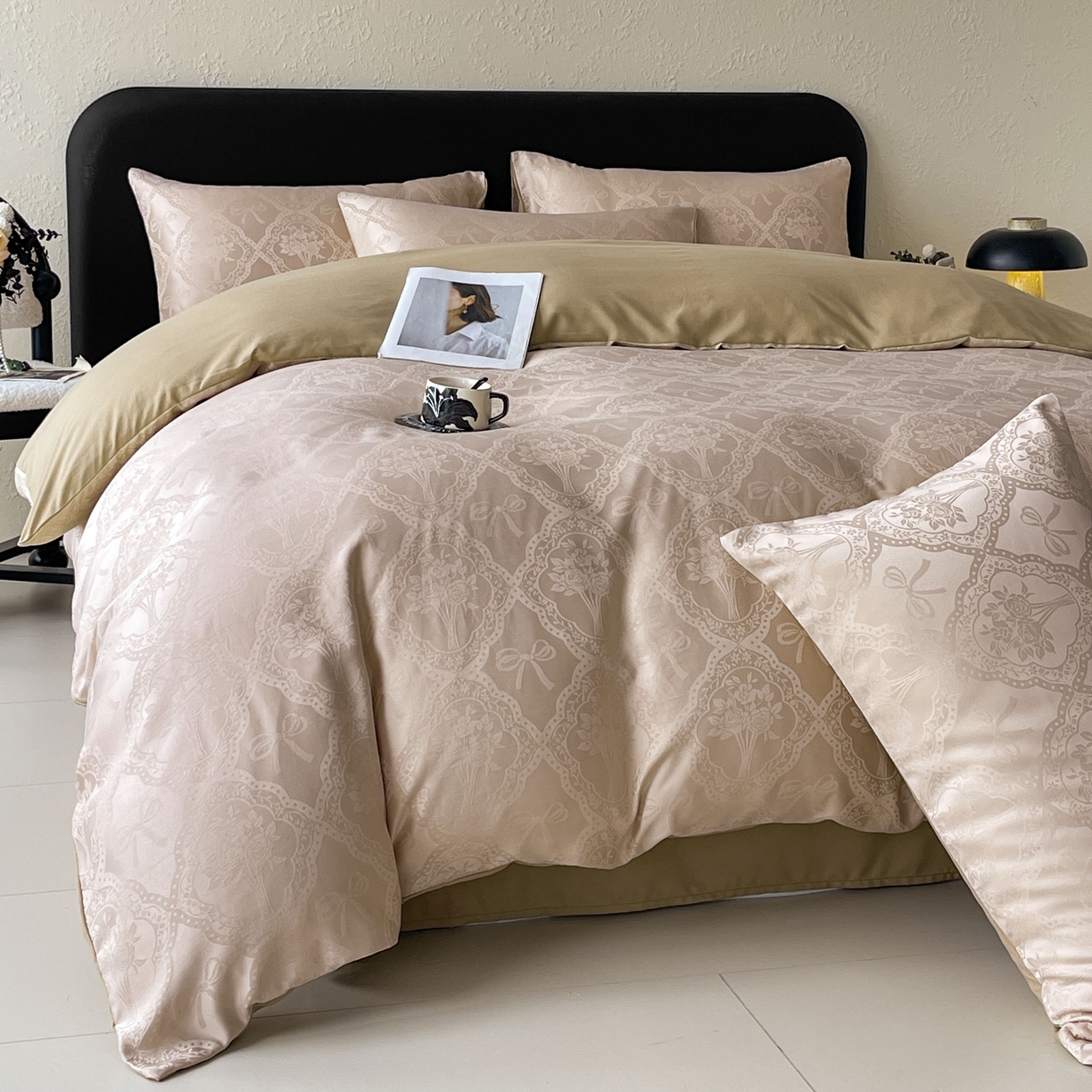 91家纺网 家纺一手货源 找家纺 大麦乐田 2026春夏新款贡缎提花纯色双拼四件套  艾利丝 卡其