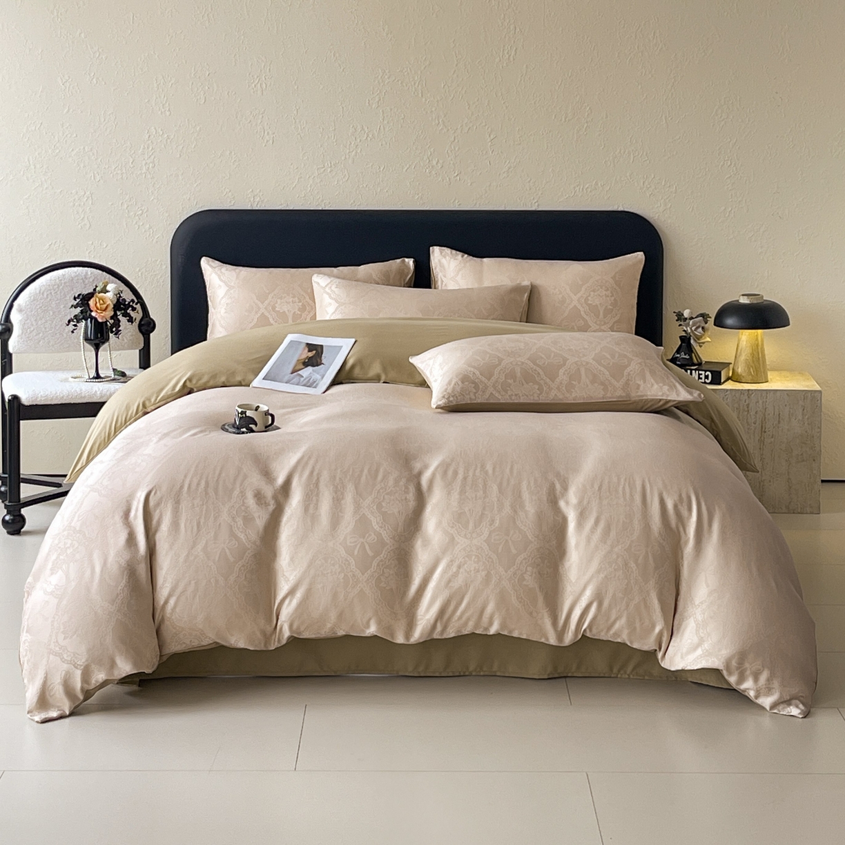 91家纺网 家纺一手货源 找家纺 大麦乐田 2026春夏新款贡缎提花纯色双拼四件套  艾利丝 卡其