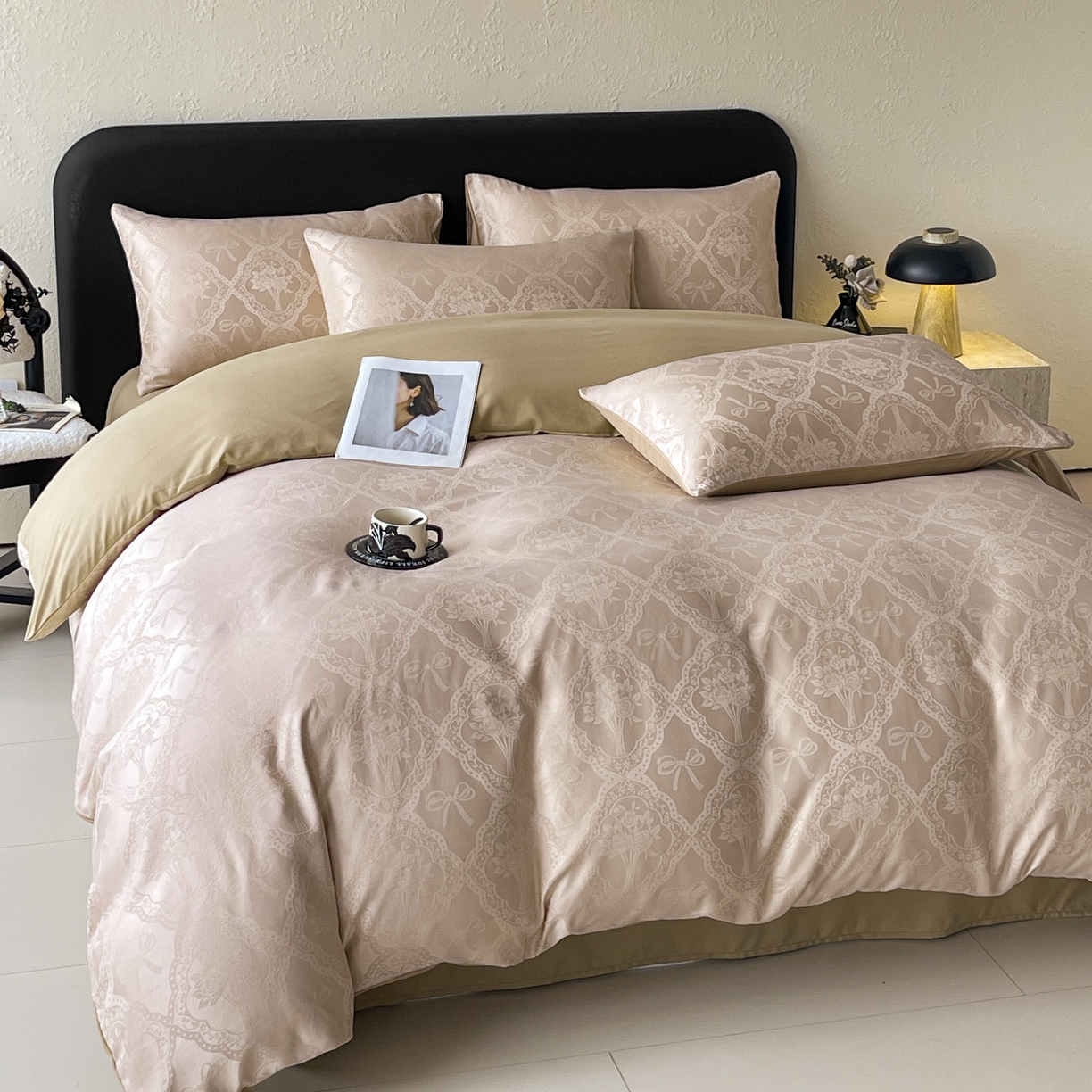 91家纺网 家纺一手货源 找家纺 大麦乐田 2026春夏新款贡缎提花纯色双拼四件套  艾利丝 卡其