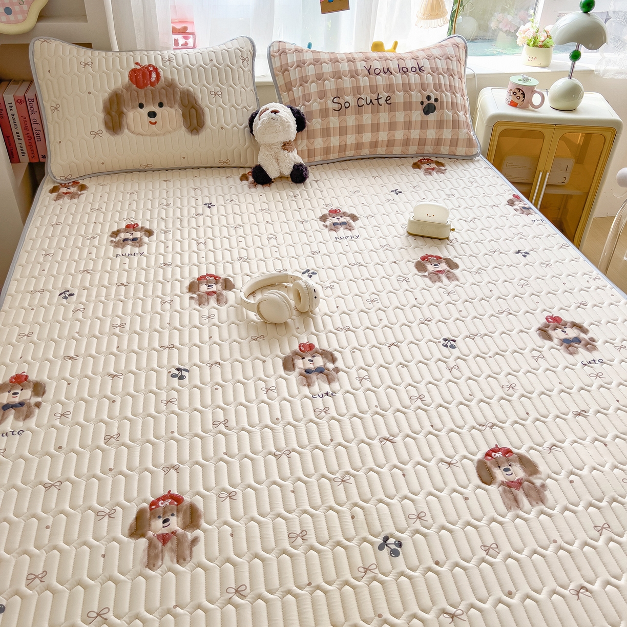 91家纺网 家纺一手货源 找家纺 摩妮卡 2026新款数码大版小清新乳胶凉席床席款三件套-场景二 活泼毛娃娃