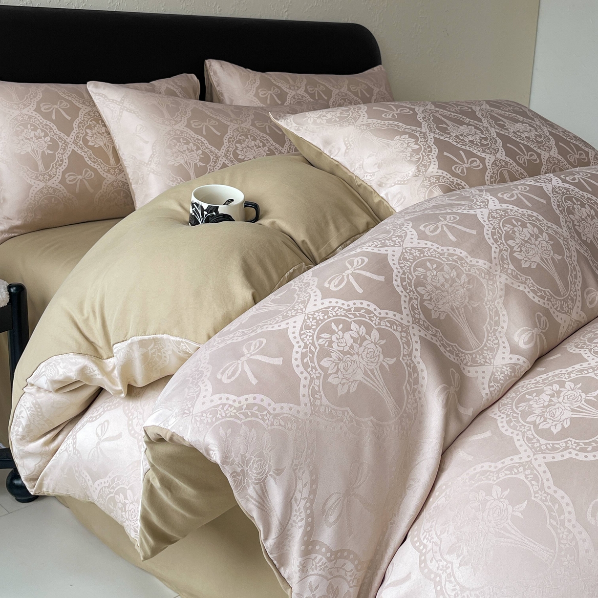 91家纺网 家纺一手货源 找家纺 大麦乐田 2026春夏新款贡缎提花纯色双拼四件套  艾利丝 卡其