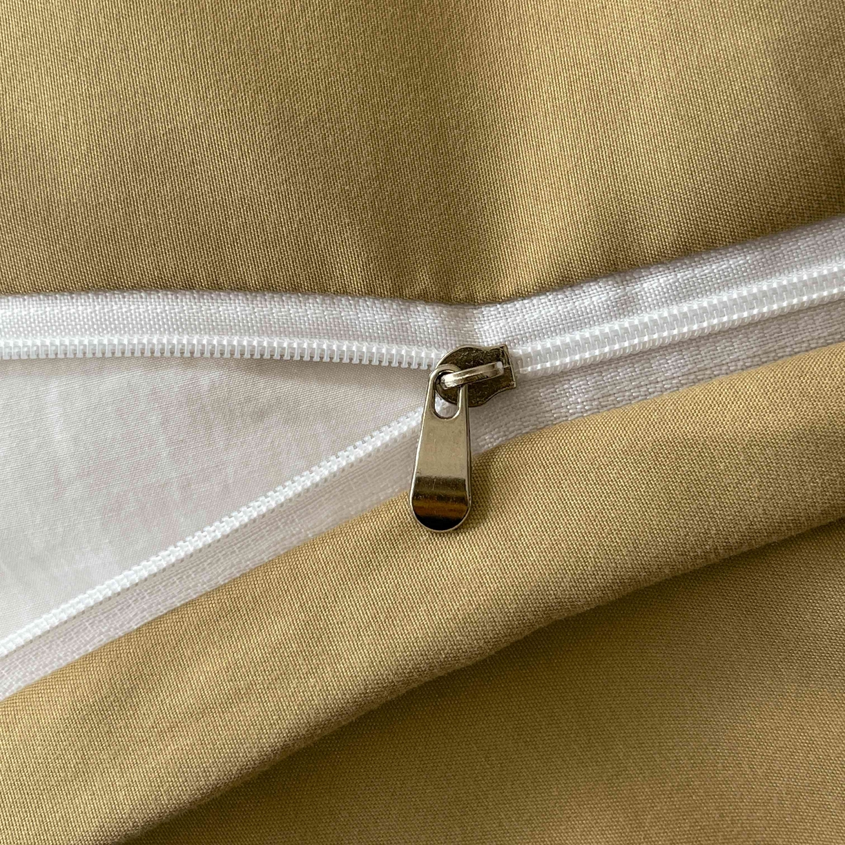 91家纺网 家纺一手货源 找家纺 大麦乐田 2026春夏新款贡缎提花纯色双拼四件套  艾利丝 卡其