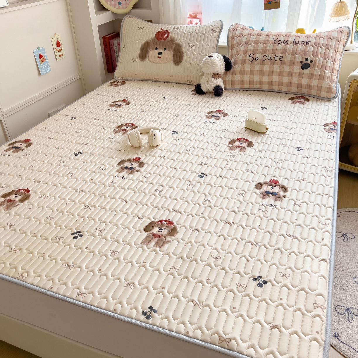 91家纺网 家纺一手货源 找家纺 摩妮卡 2026新款数码大版小清新乳胶凉席床席款三件套-场景二 活泼毛娃娃