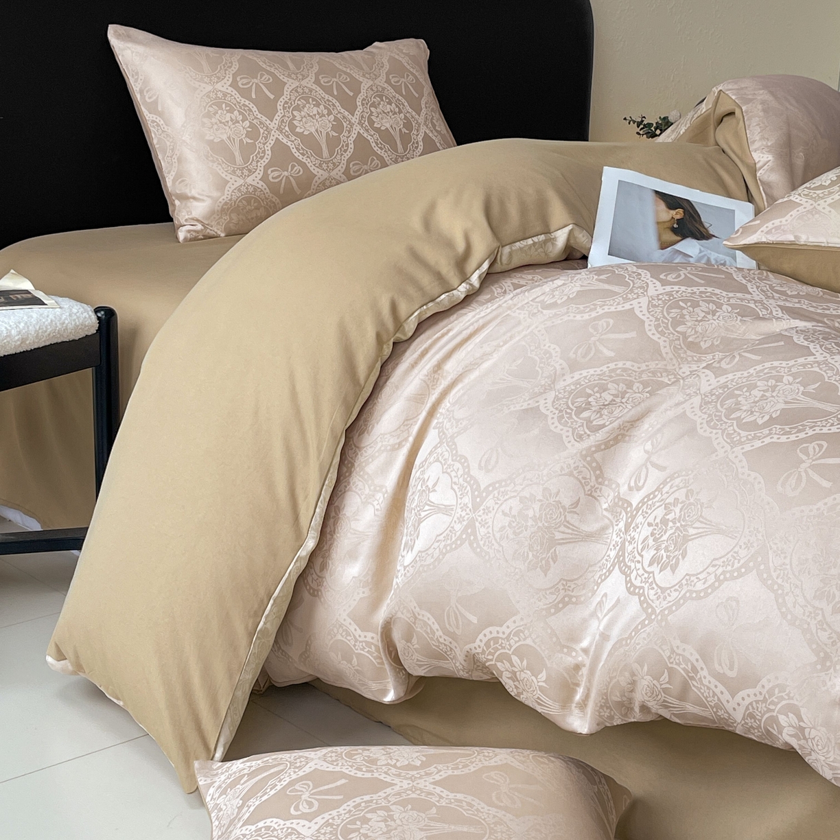 91家纺网 家纺一手货源 找家纺 大麦乐田 2026春夏新款贡缎提花纯色双拼四件套  艾利丝 卡其