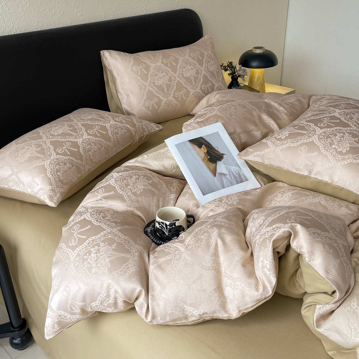 91家纺网 家纺一手货源 找家纺 大麦乐田 2026春夏新款贡缎提花纯色双拼四件套  艾利丝 卡其