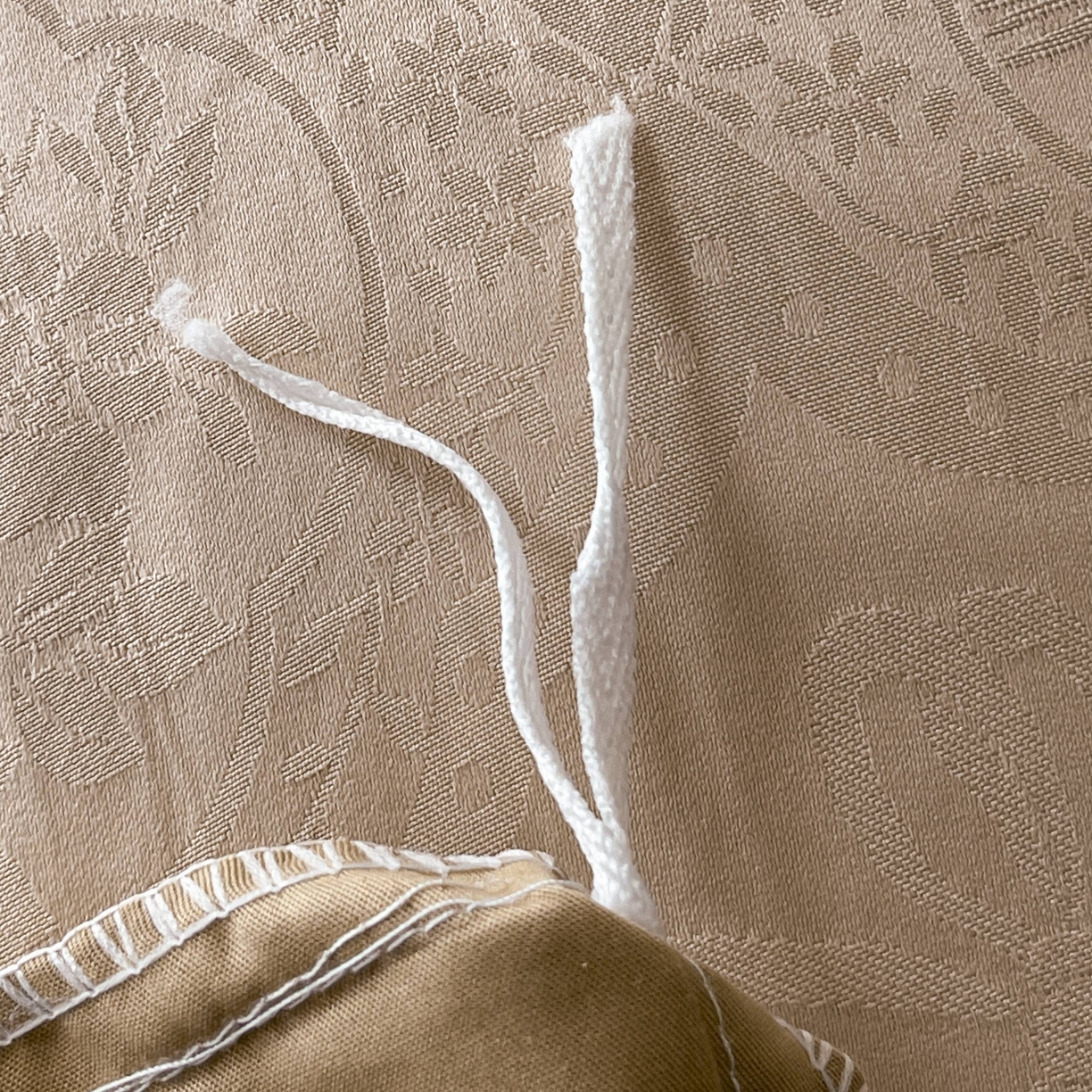 91家纺网 家纺一手货源 找家纺 大麦乐田 2026春夏新款贡缎提花纯色双拼四件套  艾利丝 卡其