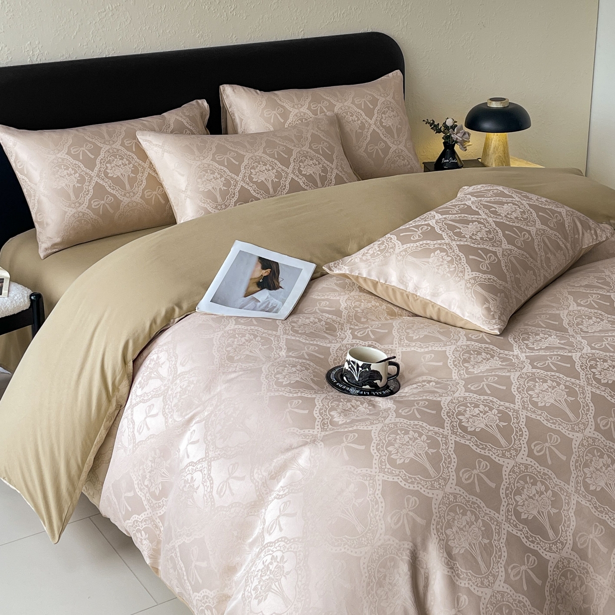 91家纺网 家纺一手货源 找家纺 大麦乐田 2026春夏新款贡缎提花纯色双拼四件套  艾利丝 卡其