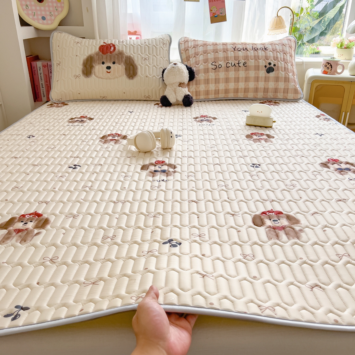 91家纺网 家纺一手货源 找家纺 摩妮卡 2026新款数码大版小清新乳胶凉席床席款三件套-场景二 活泼毛娃娃