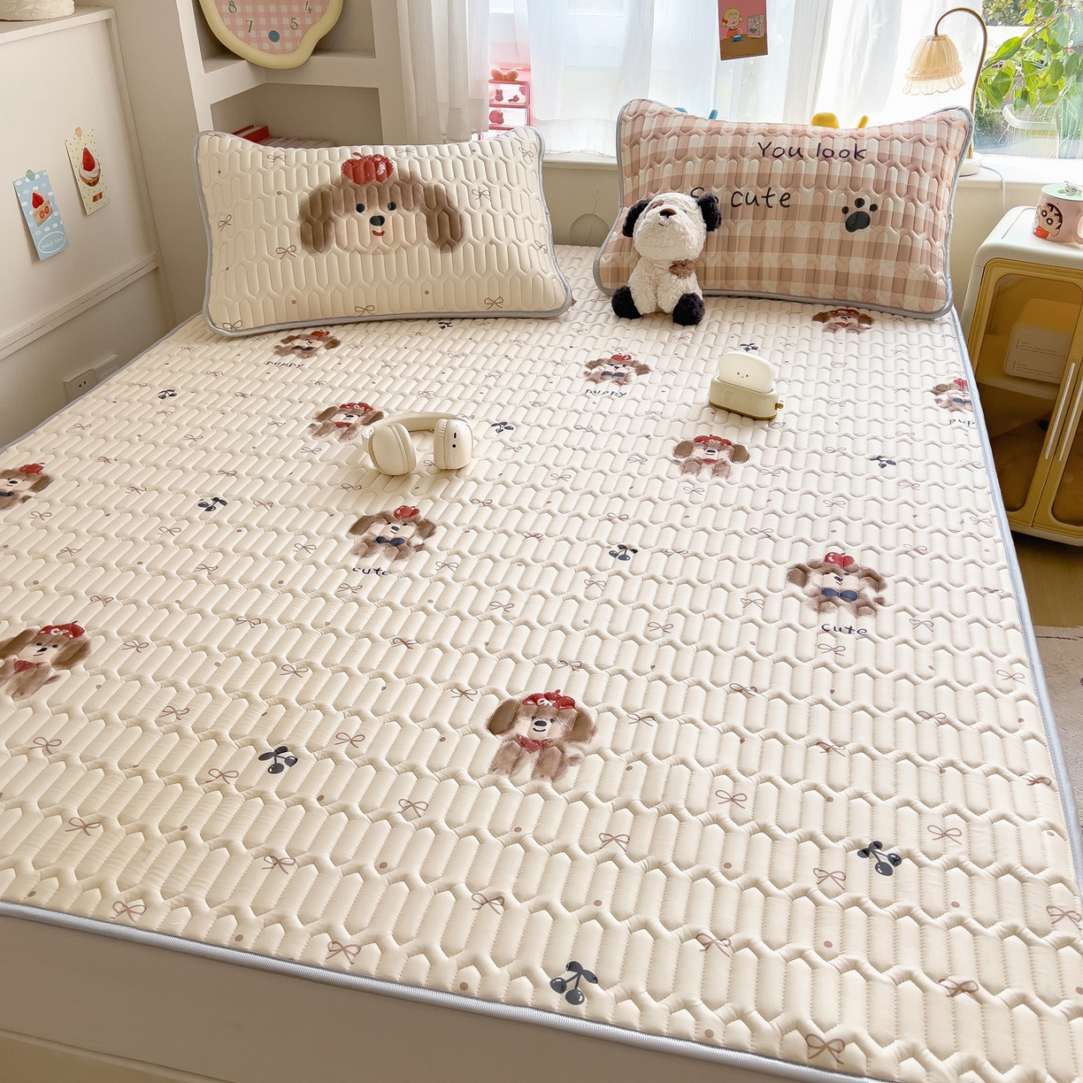 91家纺网 家纺一手货源 找家纺 摩妮卡 2026新款数码大版小清新乳胶凉席床席款三件套-场景二 活泼毛娃娃