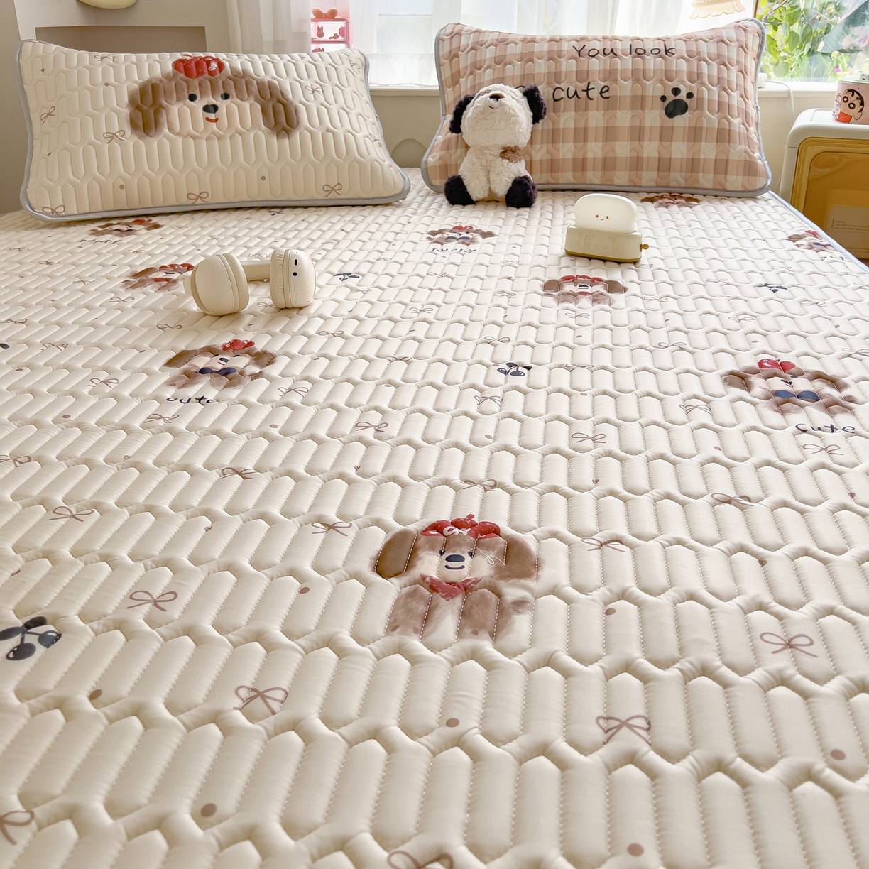 91家纺网 家纺一手货源 找家纺 摩妮卡 2026新款数码大版小清新乳胶凉席床席款三件套-场景二 活泼毛娃娃