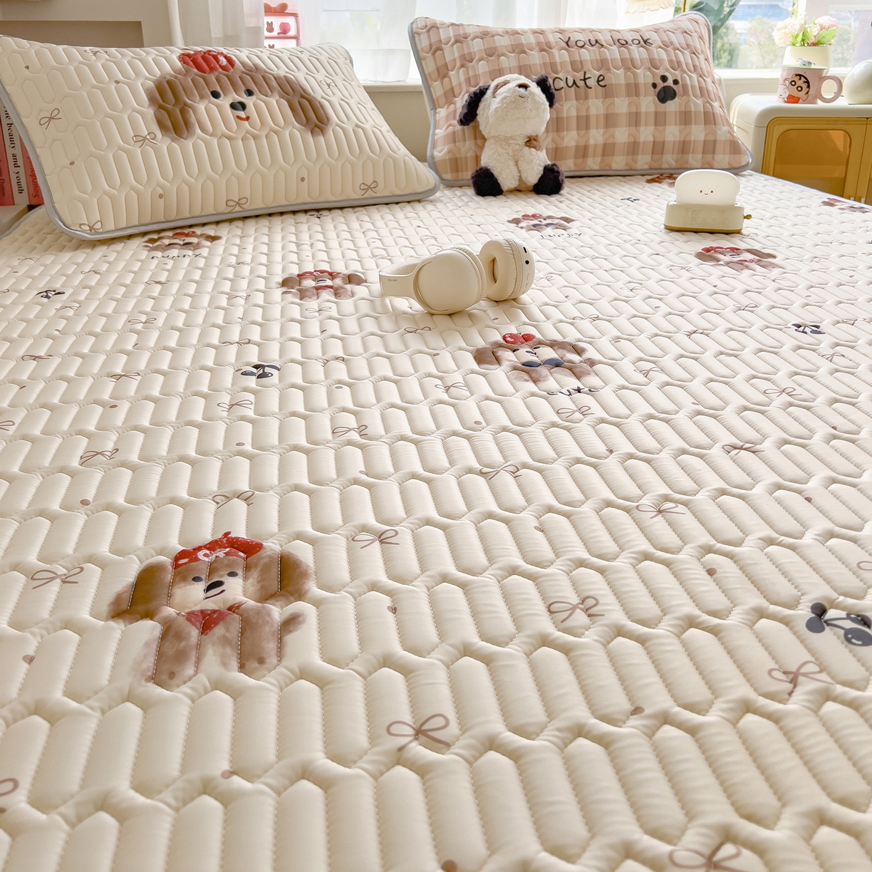 91家纺网 家纺一手货源 找家纺 摩妮卡 2026新款数码大版小清新乳胶凉席床席款三件套-场景二 活泼毛娃娃