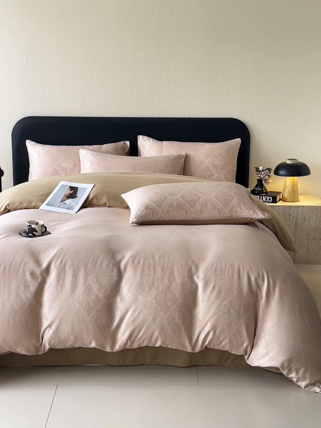 91家纺网 家纺一手货源 找家纺 大麦乐田 2026春夏新款贡缎提花纯色双拼四件套  艾利丝 卡其