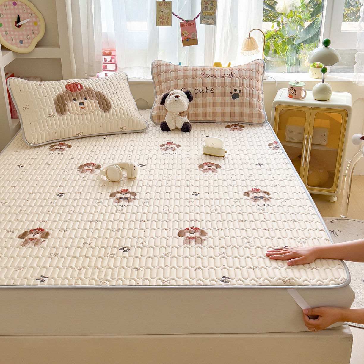 91家纺网 家纺一手货源 找家纺 摩妮卡 2026新款数码大版小清新乳胶凉席床席款三件套-场景二 活泼毛娃娃