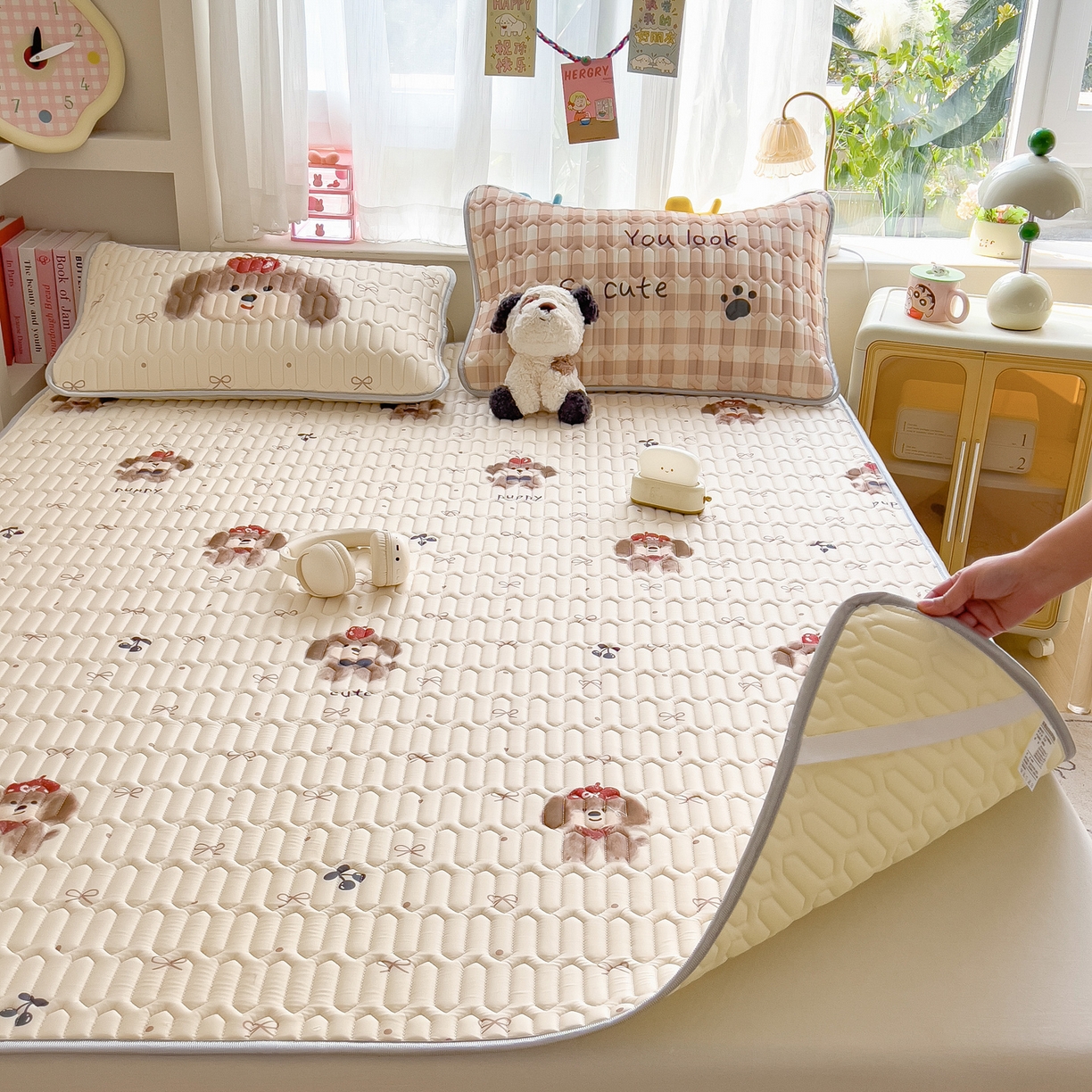 91家纺网 家纺一手货源 找家纺 摩妮卡 2026新款数码大版小清新乳胶凉席床席款三件套-场景二 活泼毛娃娃