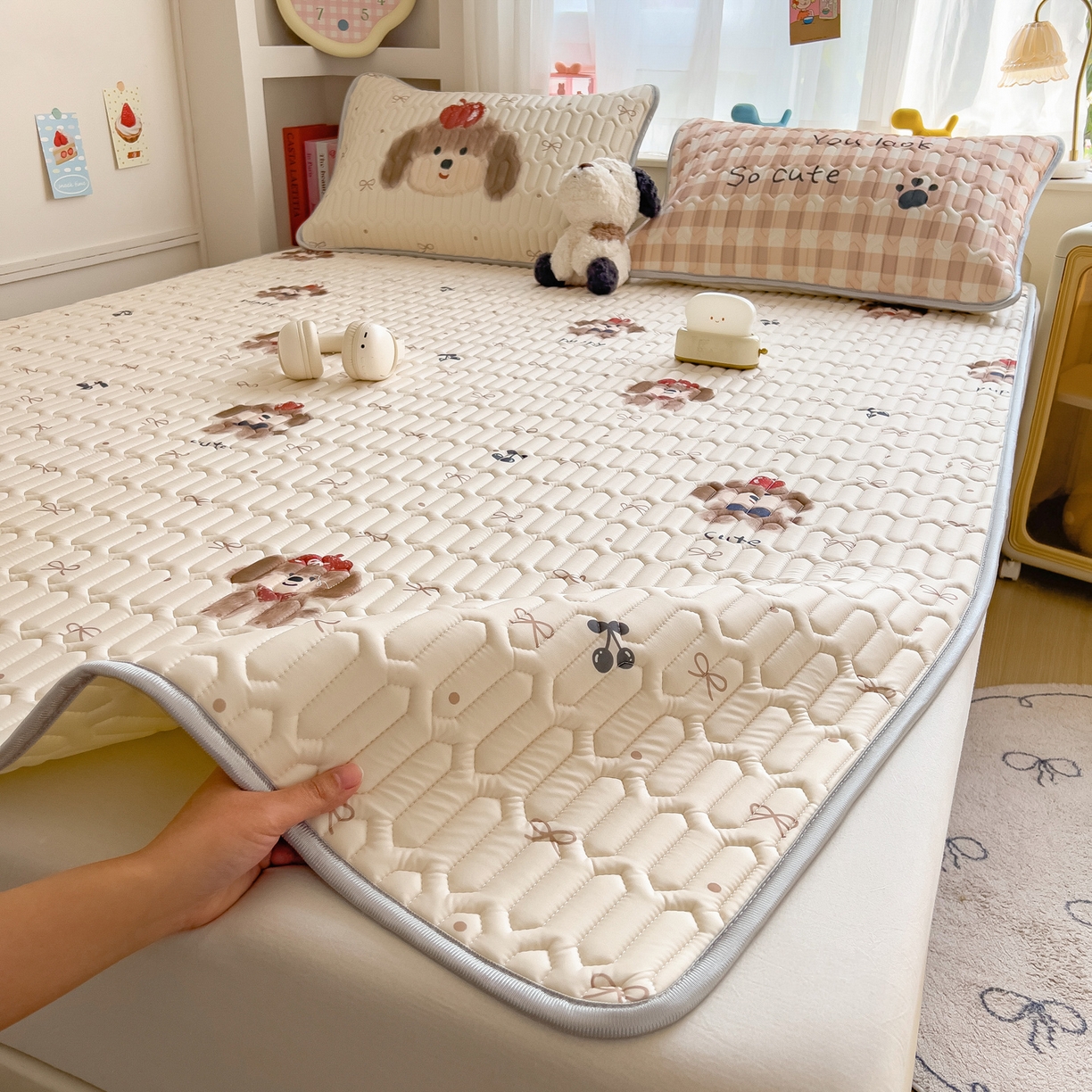 91家纺网 家纺一手货源 找家纺 摩妮卡 2026新款数码大版小清新乳胶凉席床席款三件套-场景二 活泼毛娃娃