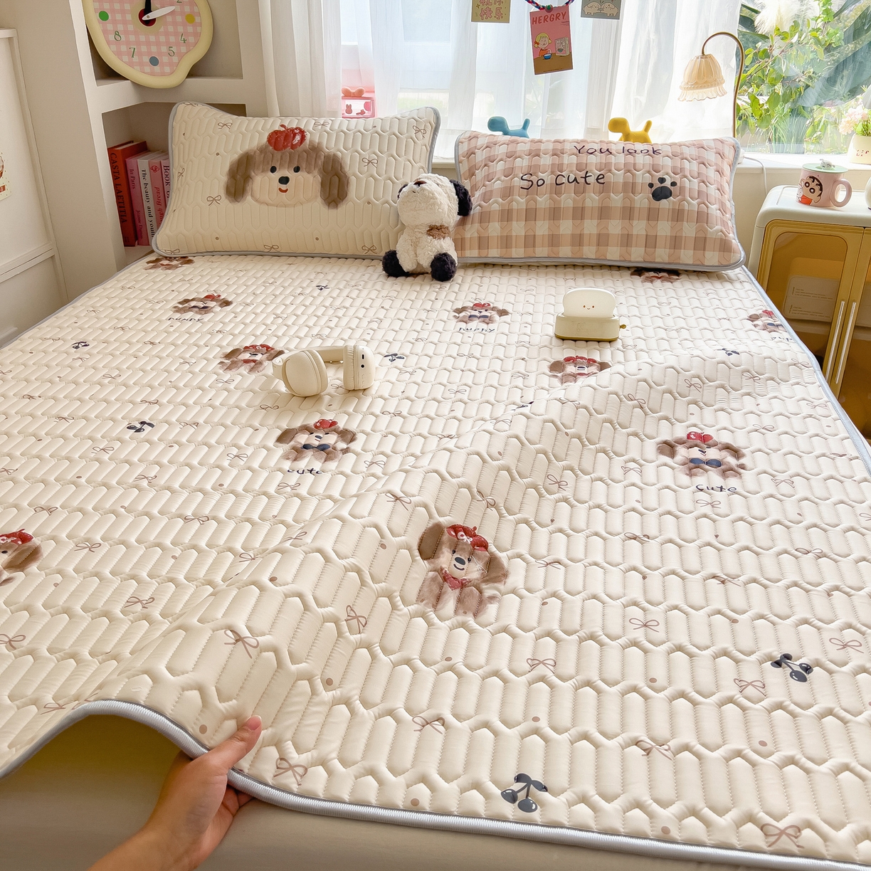 91家纺网 家纺一手货源 找家纺 摩妮卡 2026新款数码大版小清新乳胶凉席床席款三件套-场景二 活泼毛娃娃