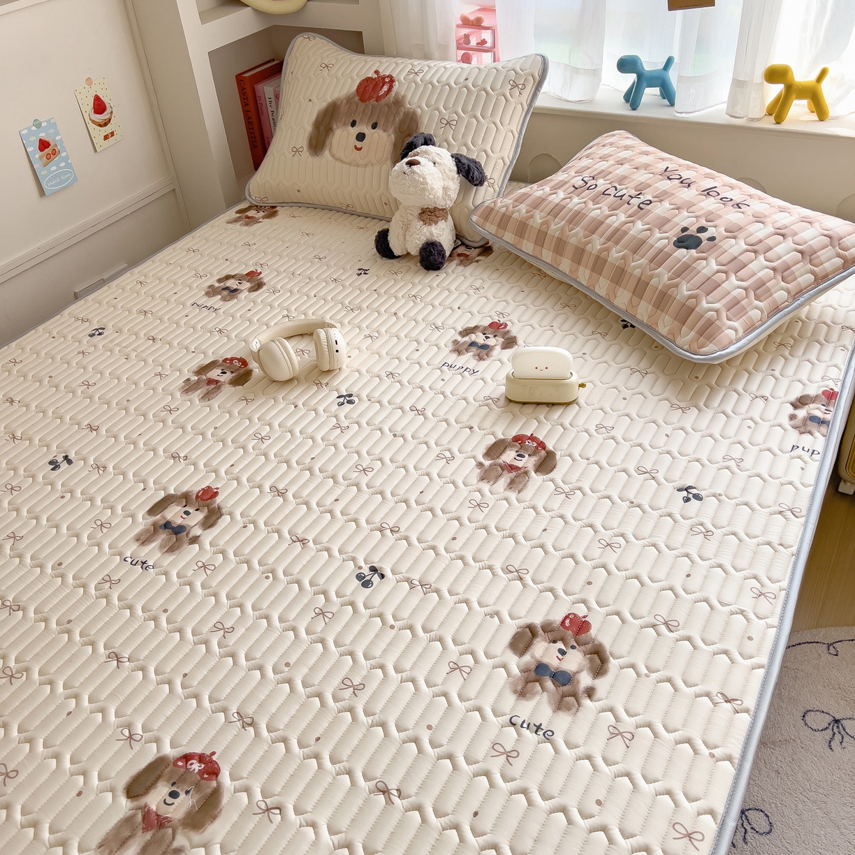 91家纺网 家纺一手货源 找家纺 摩妮卡 2026新款数码大版小清新乳胶凉席床席款三件套-场景二 活泼毛娃娃