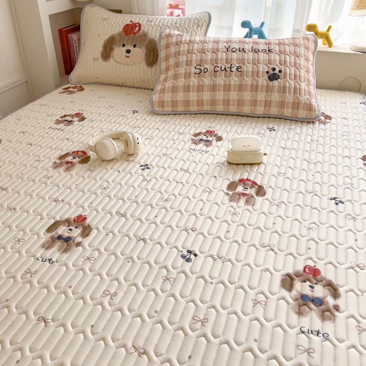 91家纺网 家纺一手货源 找家纺 摩妮卡 2026新款数码大版小清新乳胶凉席床席款三件套-场景二 活泼毛娃娃