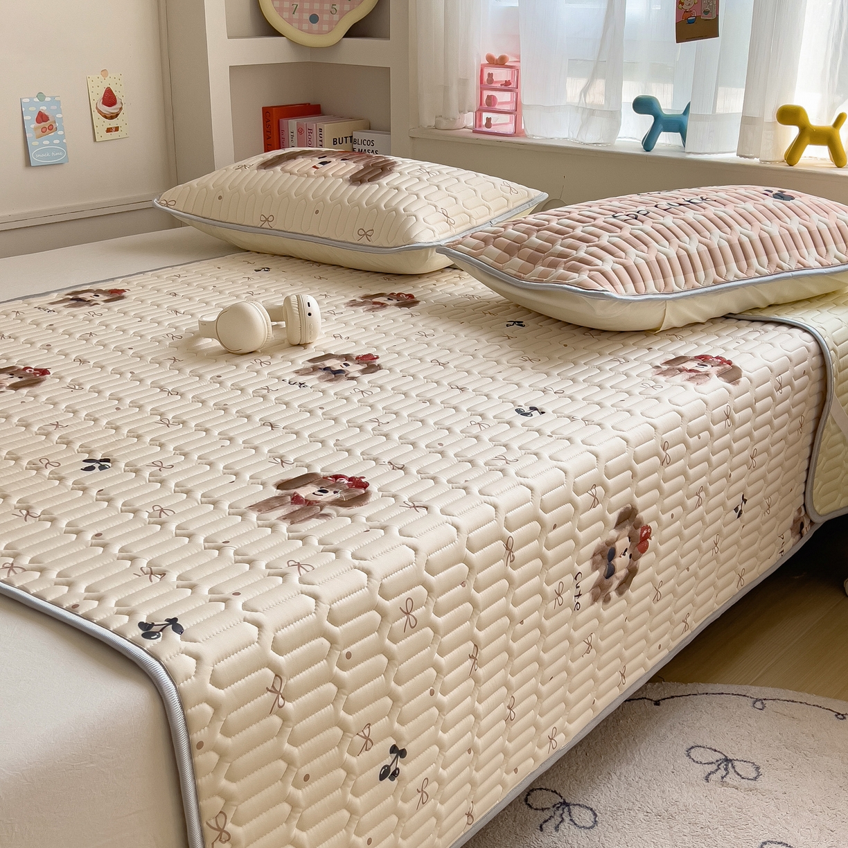 91家纺网 家纺一手货源 找家纺 摩妮卡 2026新款数码大版小清新乳胶凉席床席款三件套-场景二 活泼毛娃娃