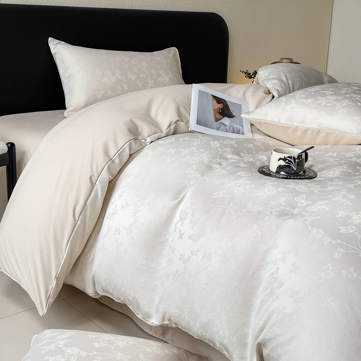 91家纺网 家纺一手货源 找家纺 大麦乐田 2026春夏新款贡缎提花纯色双拼四件套   爱草 奶白米