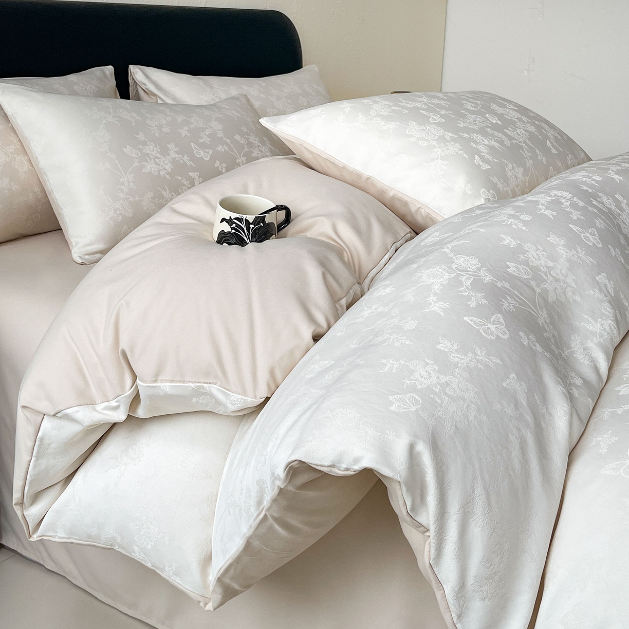 91家纺网 家纺一手货源 找家纺 大麦乐田 2026春夏新款贡缎提花纯色双拼四件套   爱草 奶白米