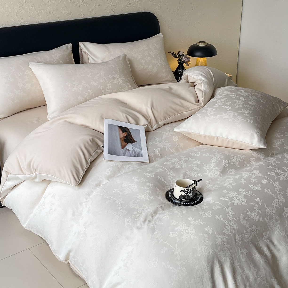 91家纺网 家纺一手货源 找家纺 大麦乐田 2026春夏新款贡缎提花纯色双拼四件套   爱草 奶白米