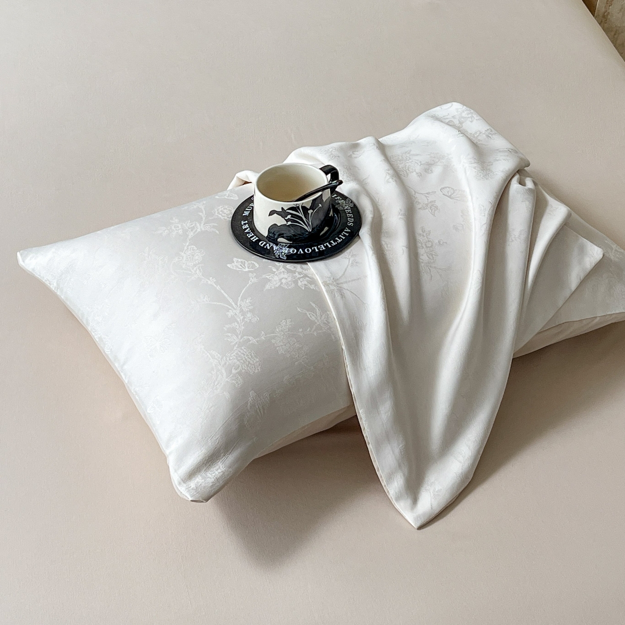 91家纺网 家纺一手货源 找家纺 大麦乐田 2026春夏新款贡缎提花纯色双拼四件套   爱草 奶白米