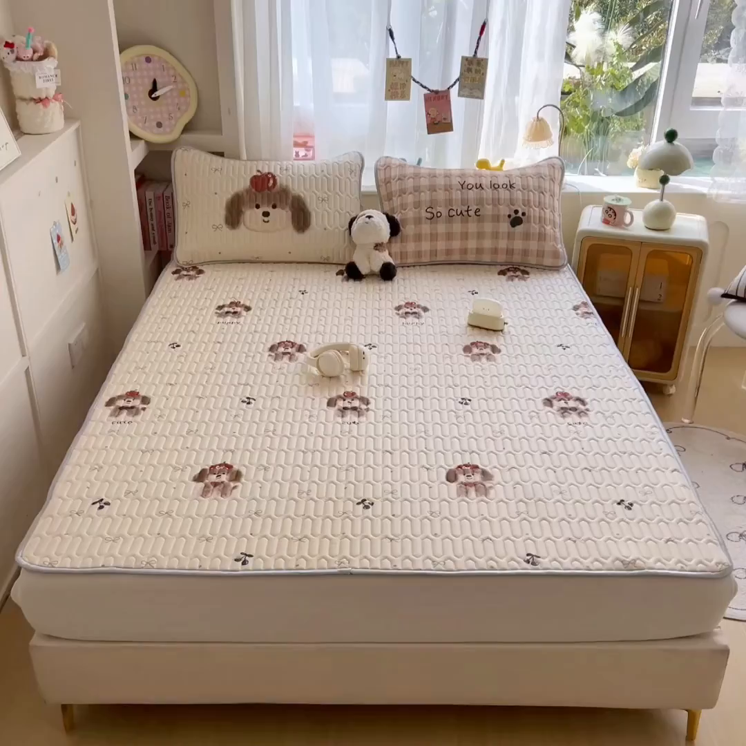 91家纺网 家纺一手货源 找家纺 摩妮卡 2026新款数码大版小清新乳胶凉席床席款三件套-场景二 活泼毛娃娃