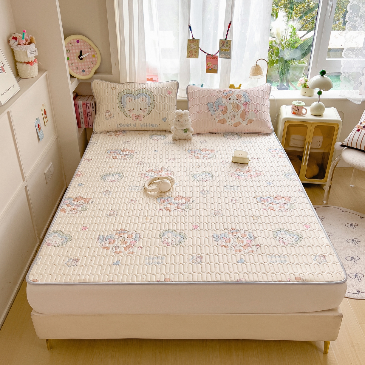 91家纺网 家纺一手货源 找家纺 摩妮卡 2026新款数码大版小清新乳胶凉席床席款三件套-场景二 彩色温暖日常