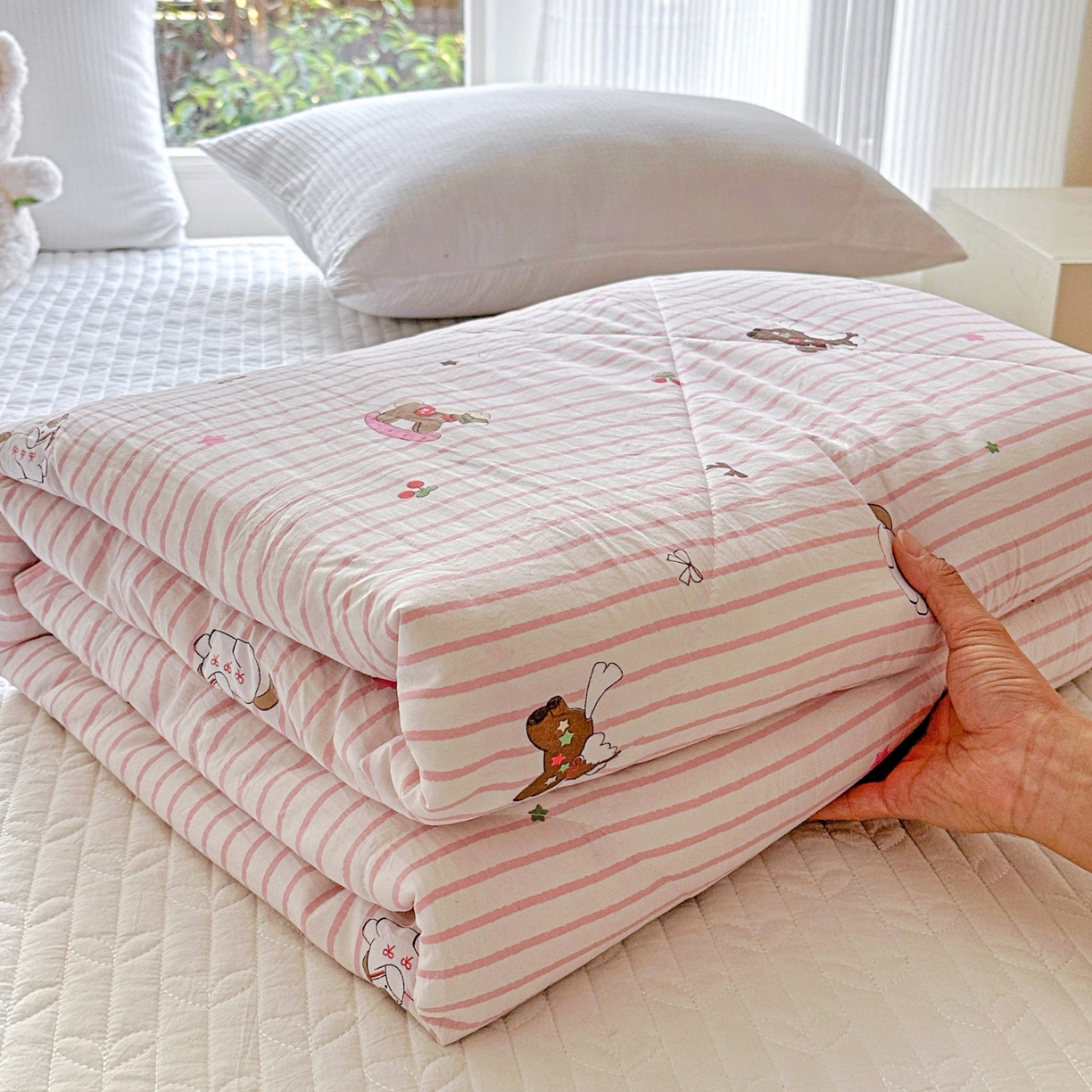 91家纺网 家纺一手货源 找家纺 梦恬佳 2026新款水洗皱皱纱卡通印花夏凉被 粉条木马