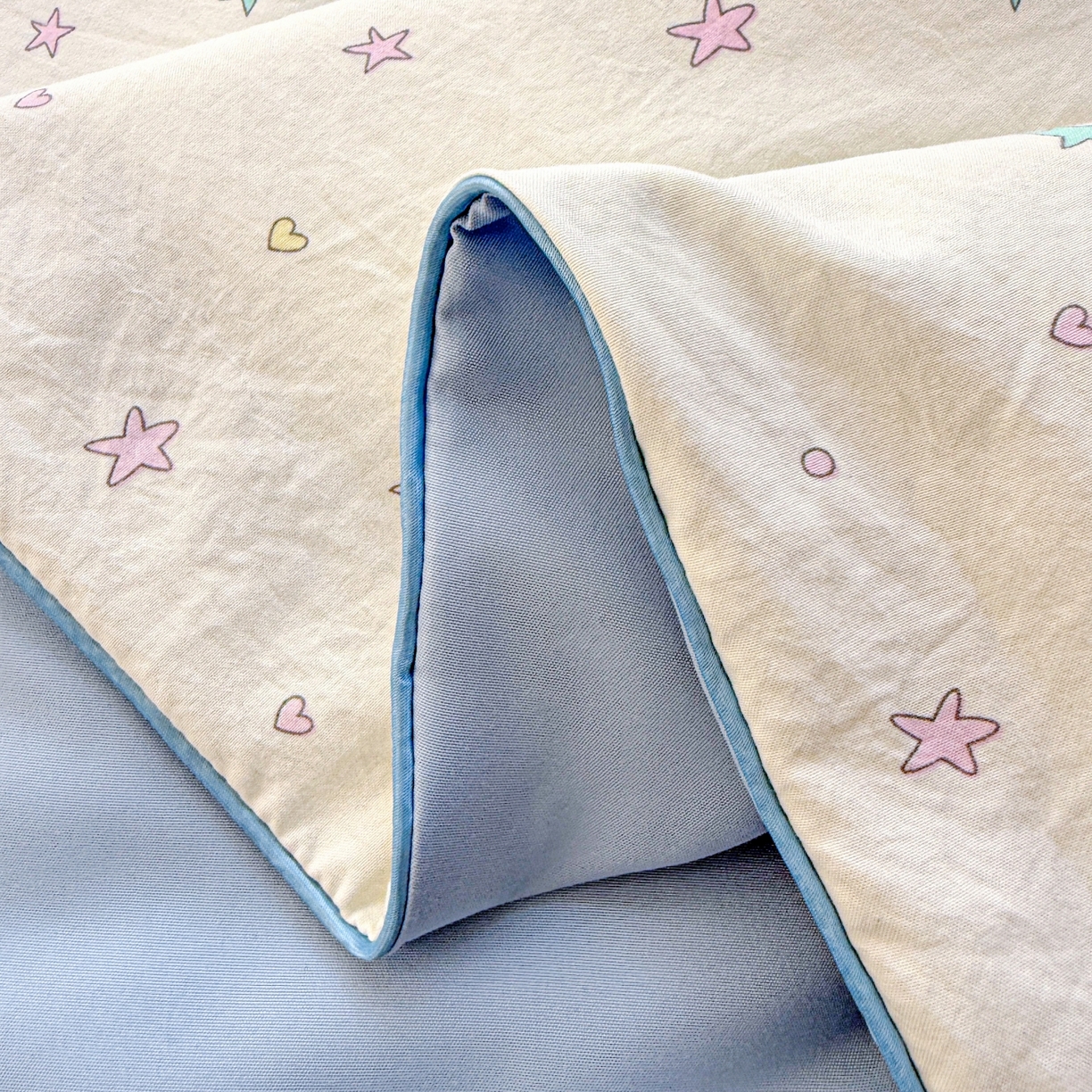 91家纺网 家纺一手货源 找家纺 梦恬佳 2026新款水洗皱皱纱卡通印花夏凉被 星星奶猫