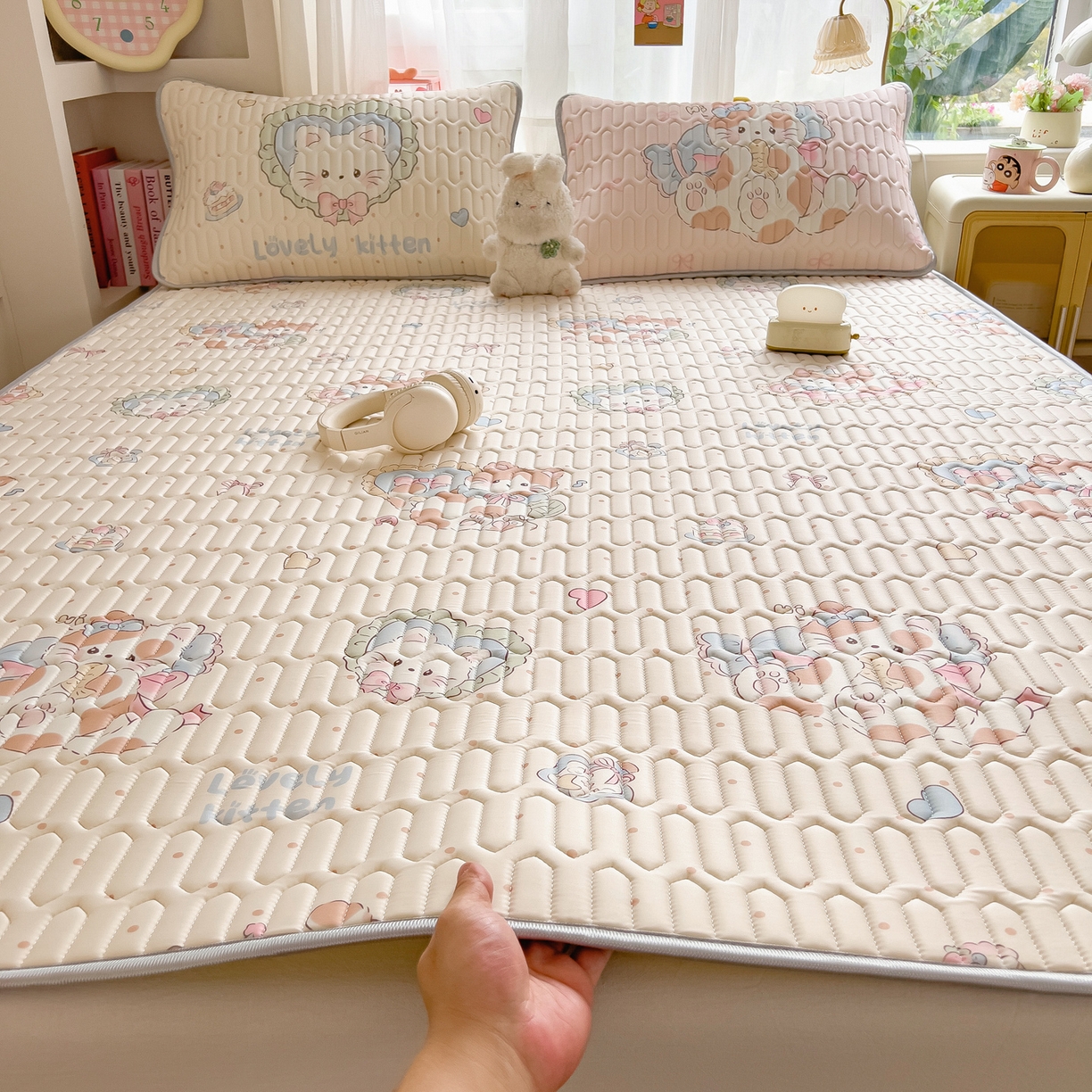 91家纺网 家纺一手货源 找家纺 摩妮卡 2026新款数码大版小清新乳胶凉席床席款三件套-场景二 彩色温暖日常