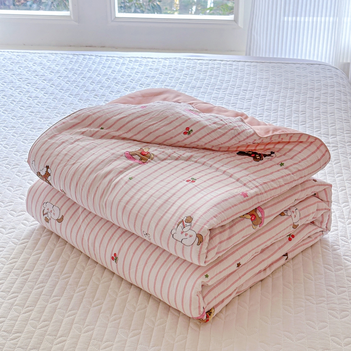 91家纺网 家纺一手货源 找家纺 梦恬佳 2026新款水洗皱皱纱卡通印花夏凉被 粉条木马