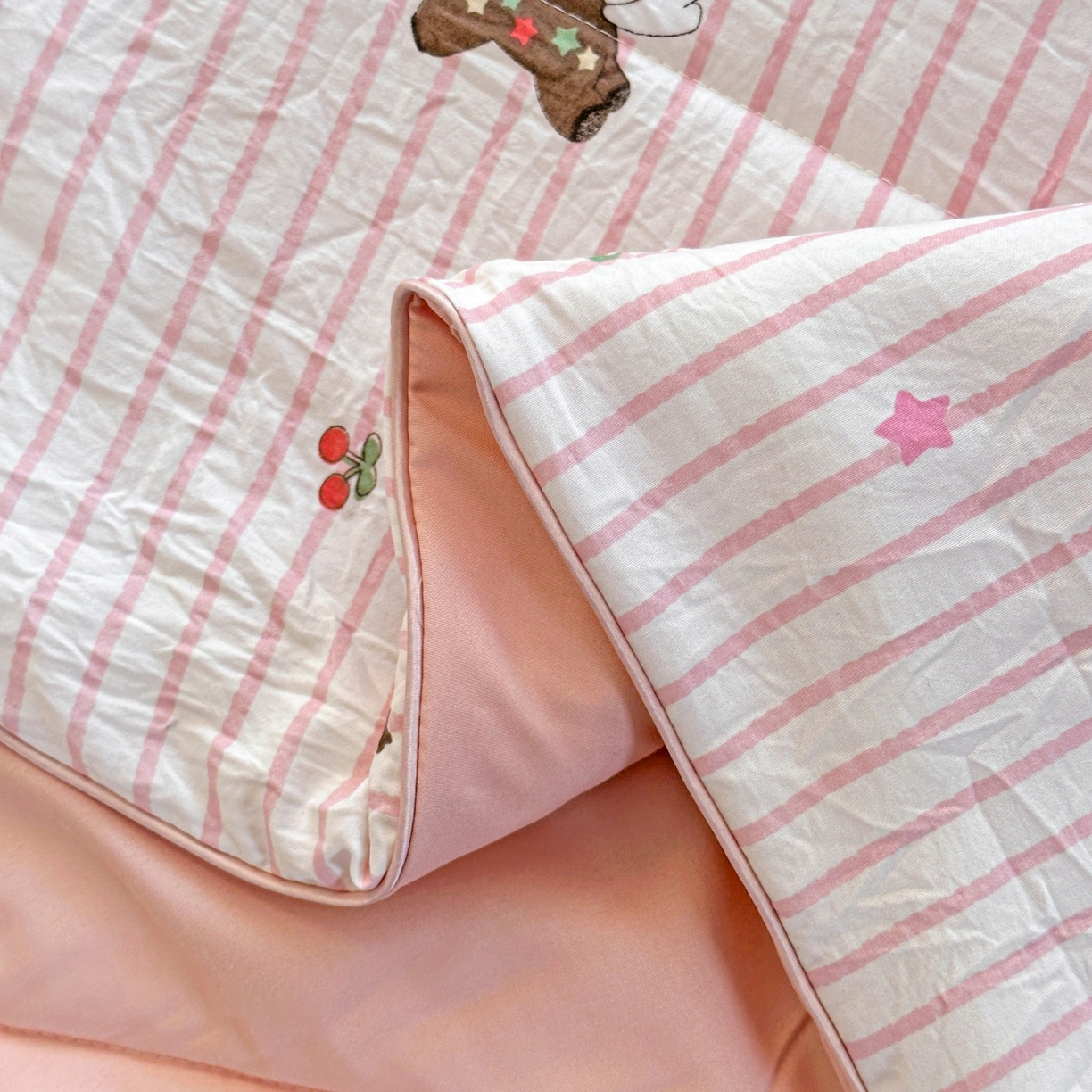 91家纺网 家纺一手货源 找家纺 梦恬佳 2026新款水洗皱皱纱卡通印花夏凉被 粉条木马