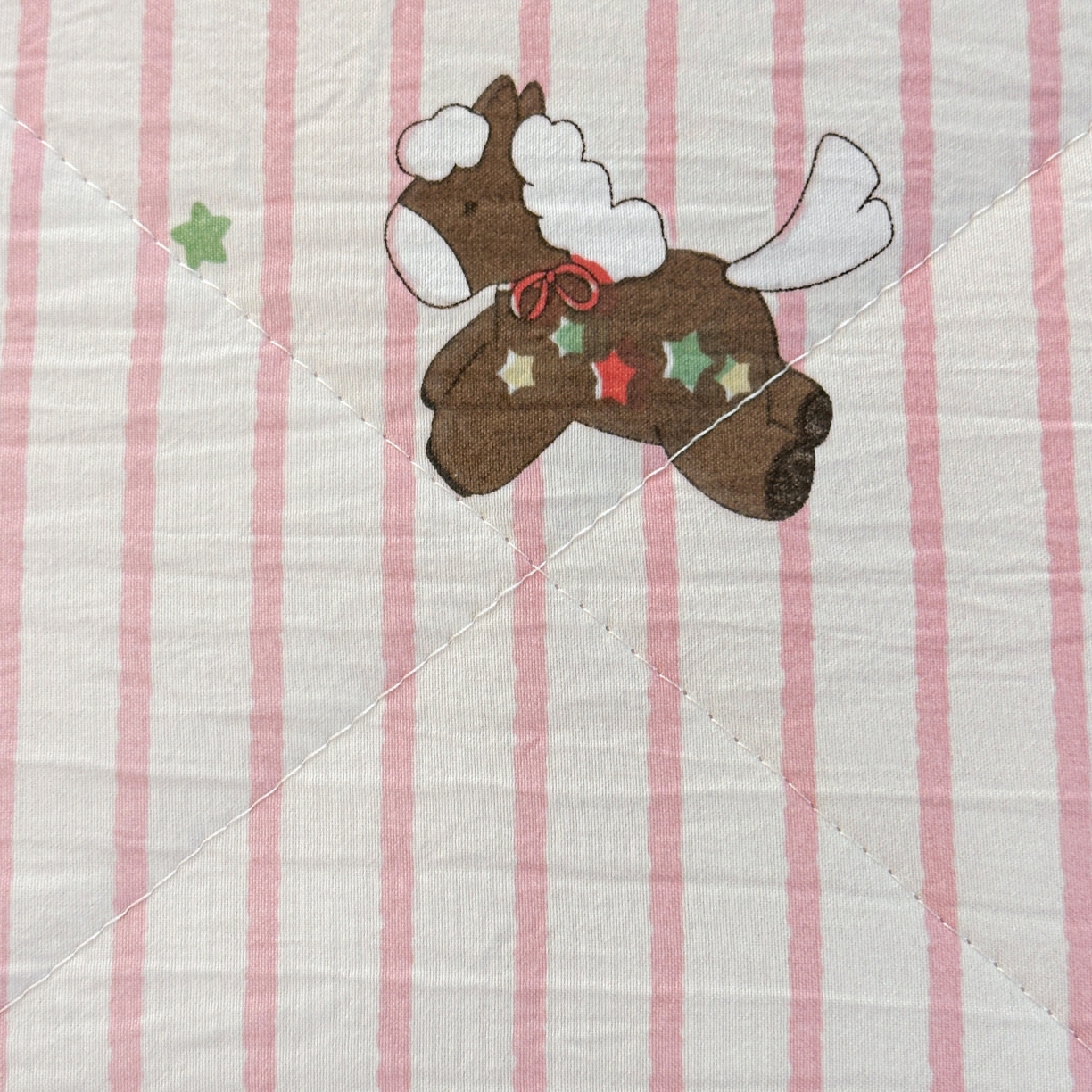 91家纺网 家纺一手货源 找家纺 梦恬佳 2026新款水洗皱皱纱卡通印花夏凉被 粉条木马