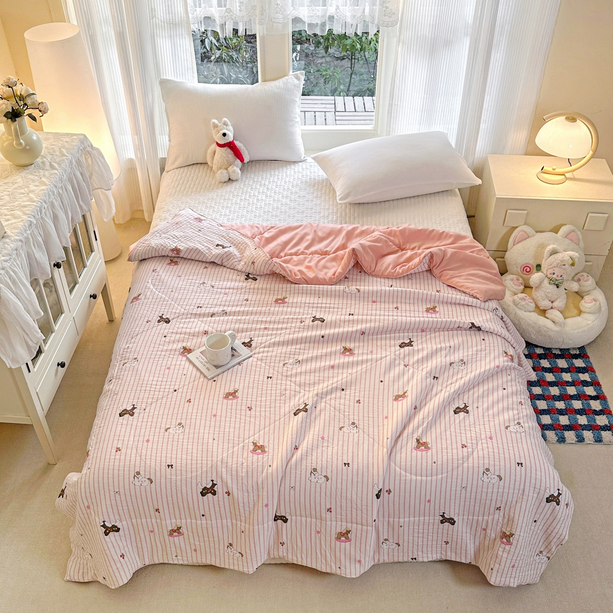 91家纺网 家纺一手货源 找家纺 梦恬佳 2026新款水洗皱皱纱卡通印花夏凉被 粉条木马