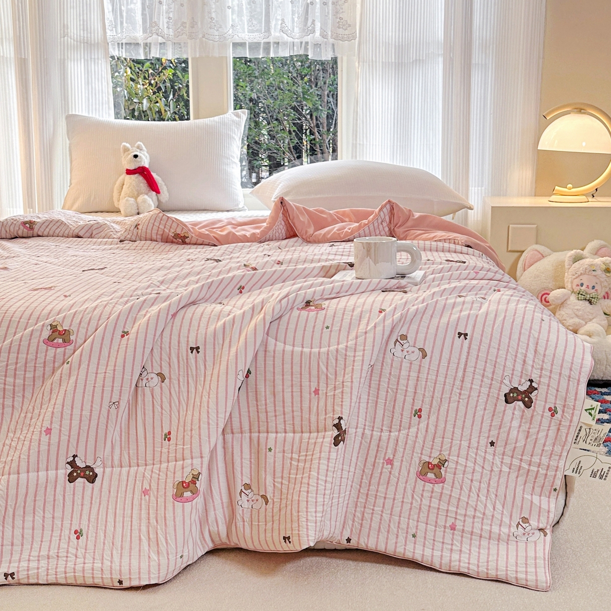 91家纺网 家纺一手货源 找家纺 梦恬佳 2026新款水洗皱皱纱卡通印花夏凉被 粉条木马