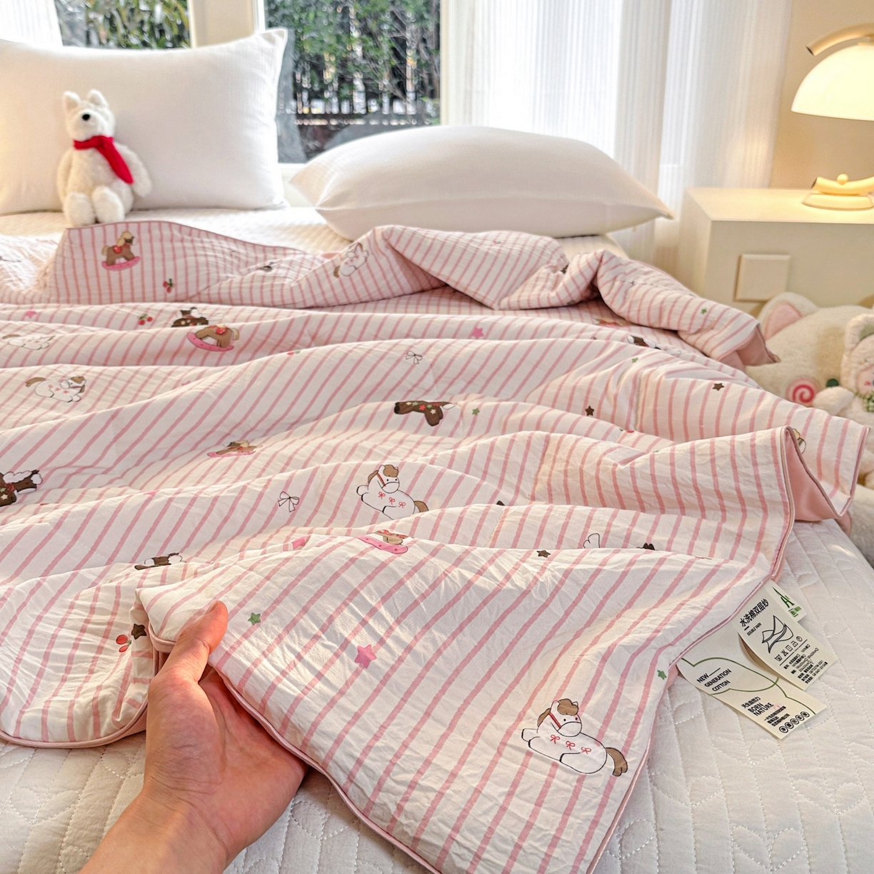 91家纺网 家纺一手货源 找家纺 梦恬佳 2026新款水洗皱皱纱卡通印花夏凉被 粉条木马