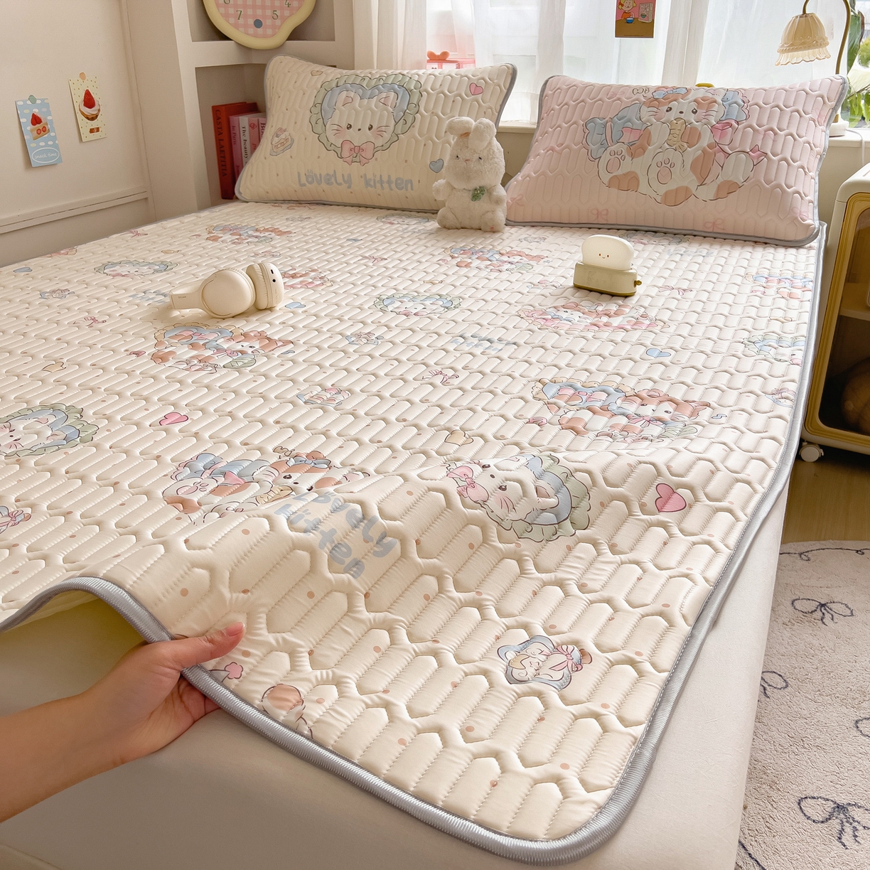 91家纺网 家纺一手货源 找家纺 摩妮卡 2026新款数码大版小清新乳胶凉席床席款三件套-场景二 彩色温暖日常