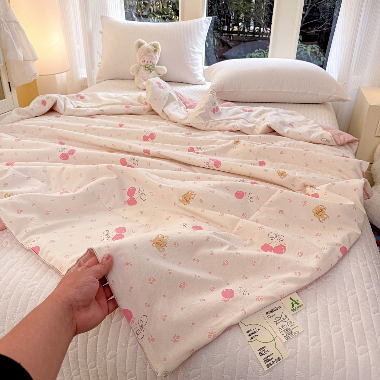 91家纺网 家纺一手货源 找家纺 梦恬佳 2026新款水洗皱皱纱卡通印花夏凉被 粉色樱桃