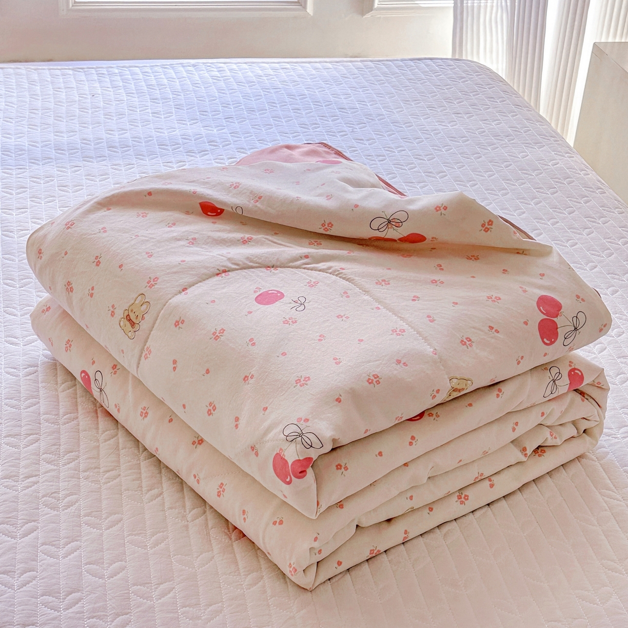 91家纺网 家纺一手货源 找家纺 梦恬佳 2026新款水洗皱皱纱卡通印花夏凉被 粉色樱桃