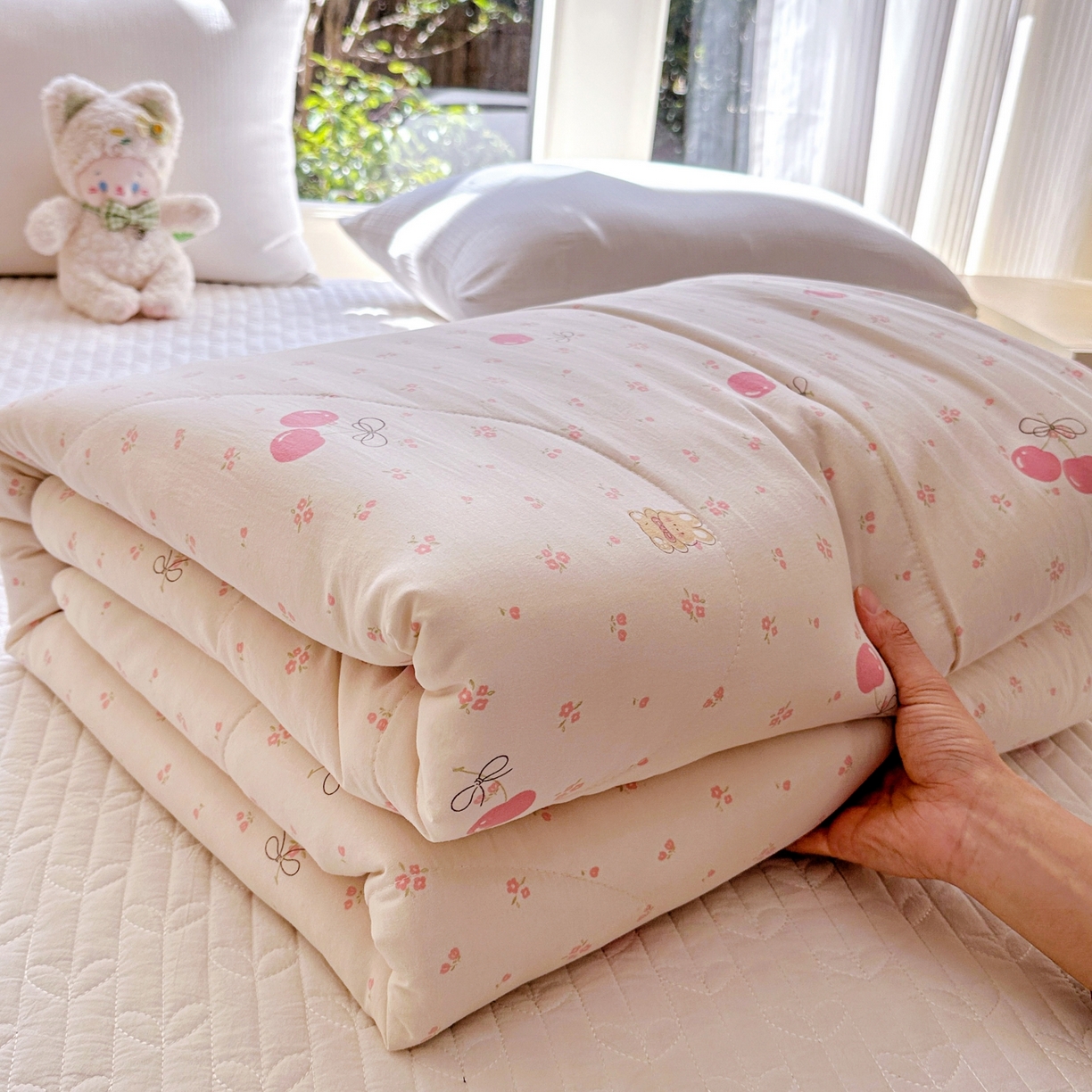 91家纺网 家纺一手货源 找家纺 梦恬佳 2026新款水洗皱皱纱卡通印花夏凉被 粉色樱桃