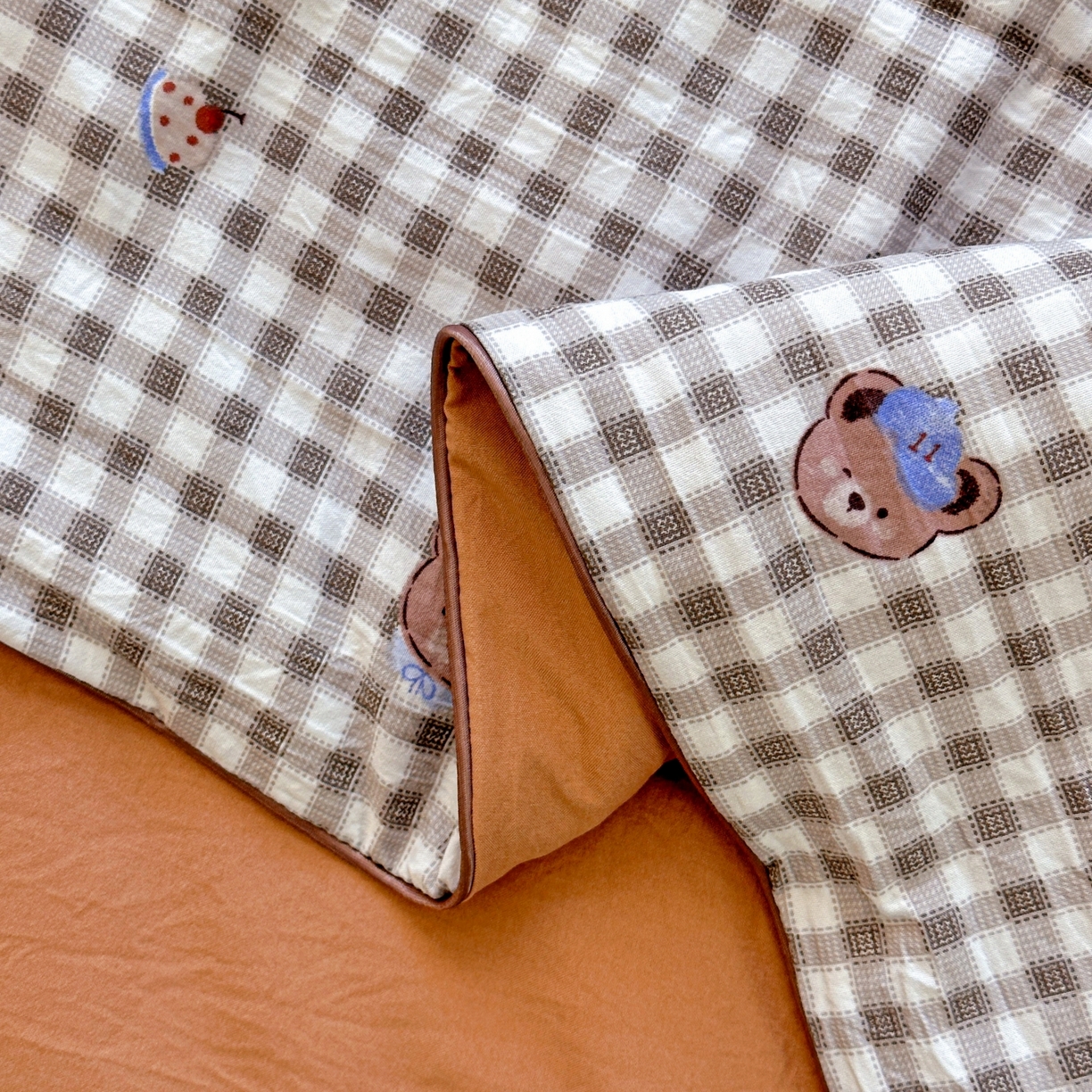 91家纺网 家纺一手货源 找家纺 梦恬佳 2026新款水洗皱皱纱卡通印花夏凉被 欢乐小熊