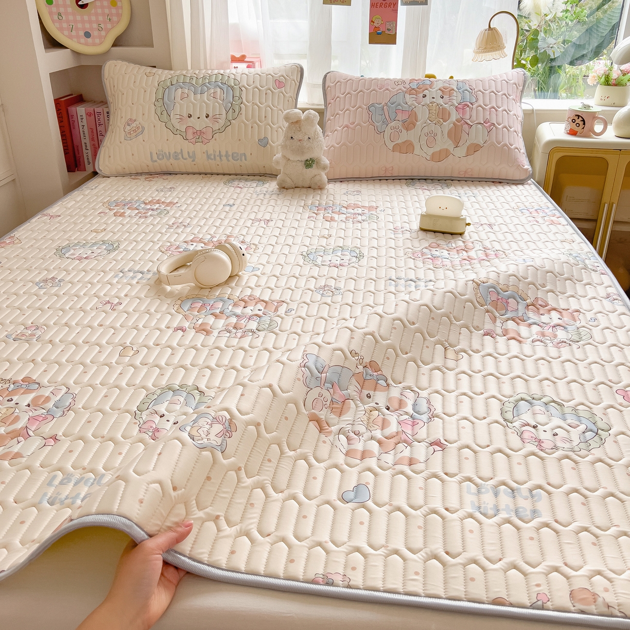 91家纺网 家纺一手货源 找家纺 摩妮卡 2026新款数码大版小清新乳胶凉席床席款三件套-场景二 彩色温暖日常