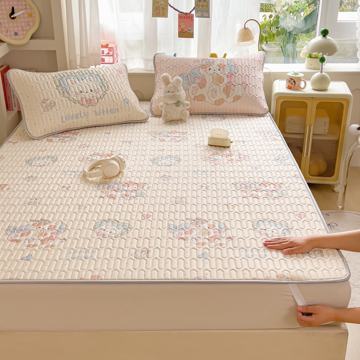 91家纺网 家纺一手货源 找家纺 摩妮卡 2026新款数码大版小清新乳胶凉席床席款三件套-场景二 彩色温暖日常