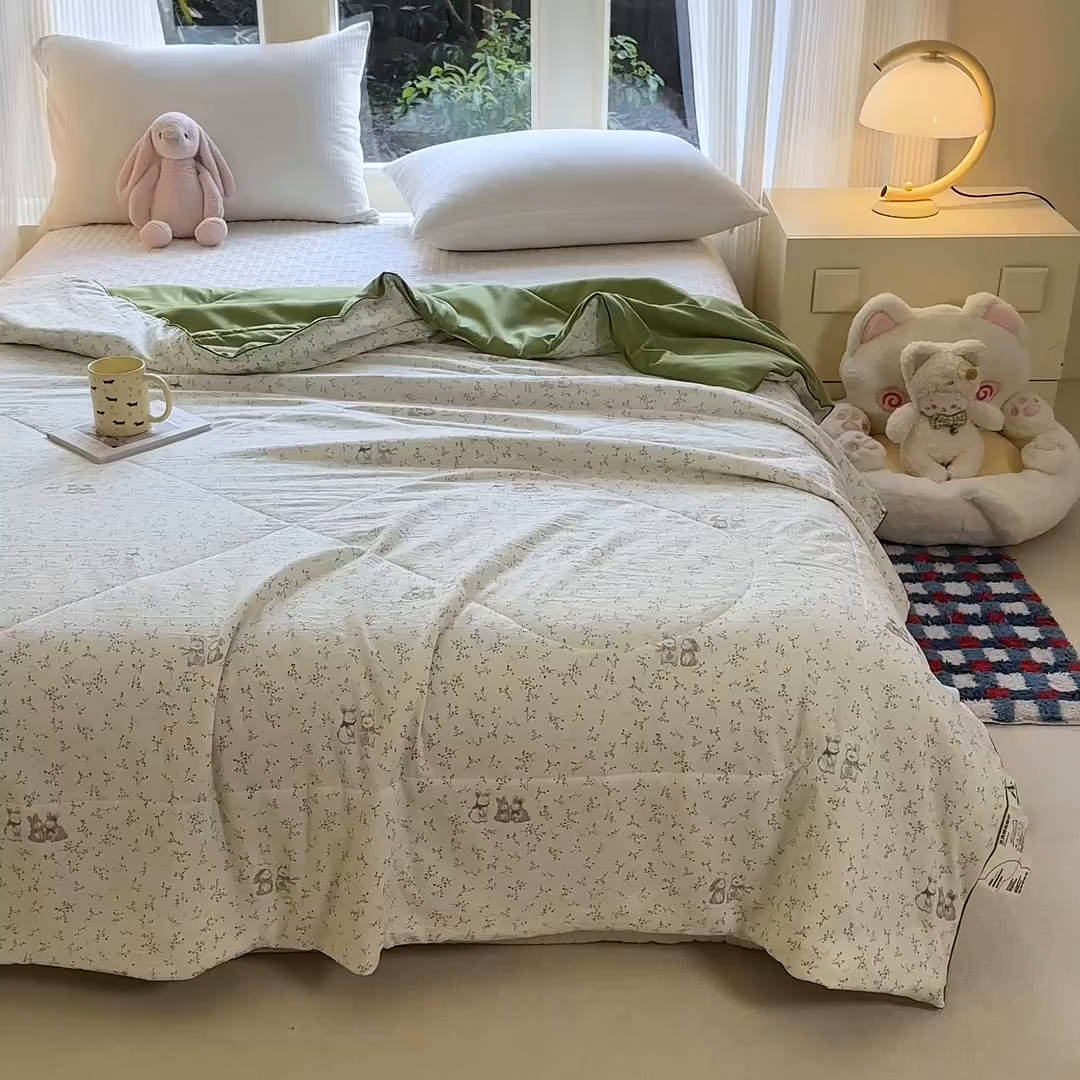 91家纺网 家纺一手货源 找家纺 梦恬佳 2026新款水洗皱皱纱卡通印花夏凉被 春意兔