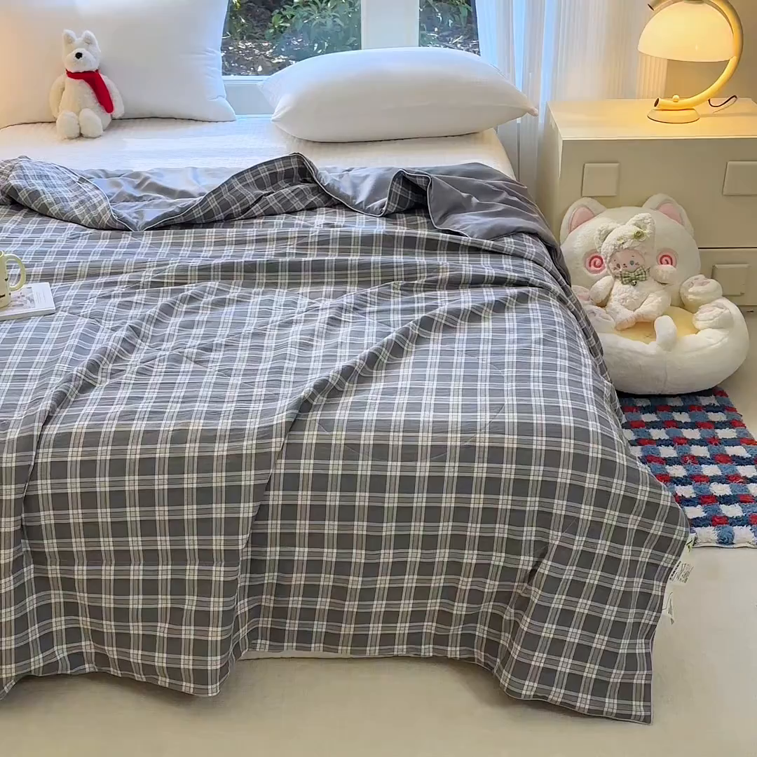 91家纺网 家纺一手货源 找家纺 梦恬佳 2026新款水洗皱皱纱卡通印花夏凉被 灰白格
