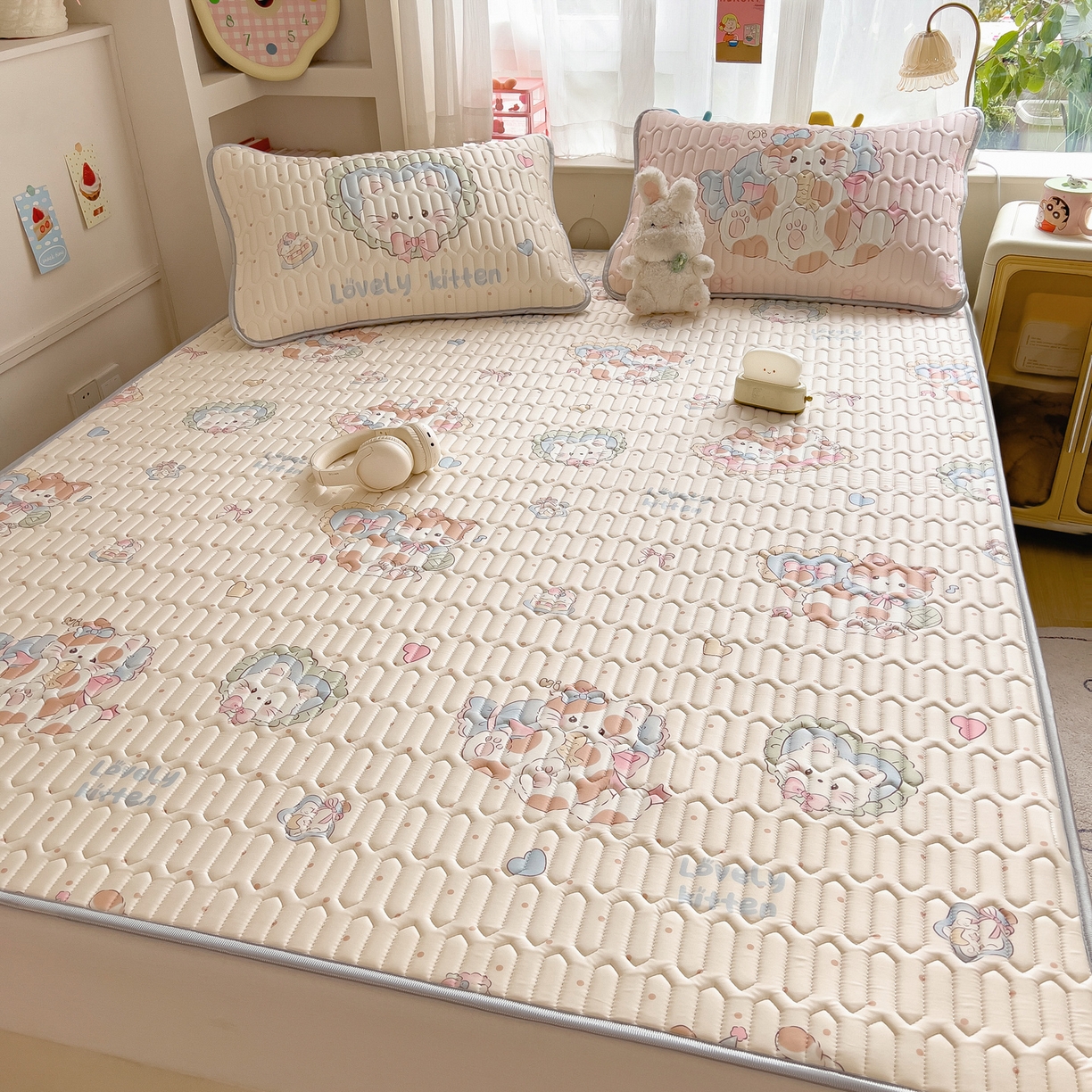 91家纺网 家纺一手货源 找家纺 摩妮卡 2026新款数码大版小清新乳胶凉席床席款三件套-场景二 彩色温暖日常