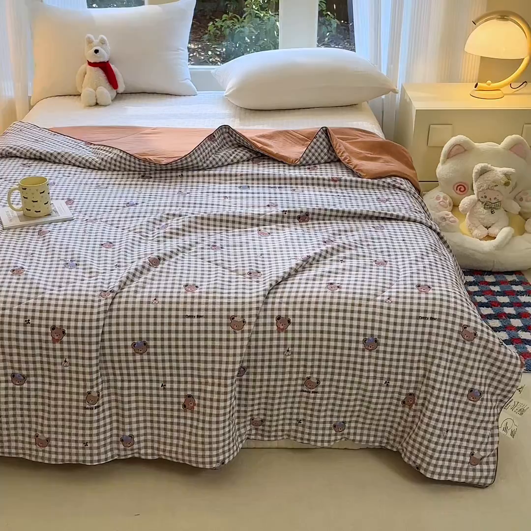 91家纺网 家纺一手货源 找家纺 梦恬佳 2026新款水洗皱皱纱卡通印花夏凉被 欢乐小熊